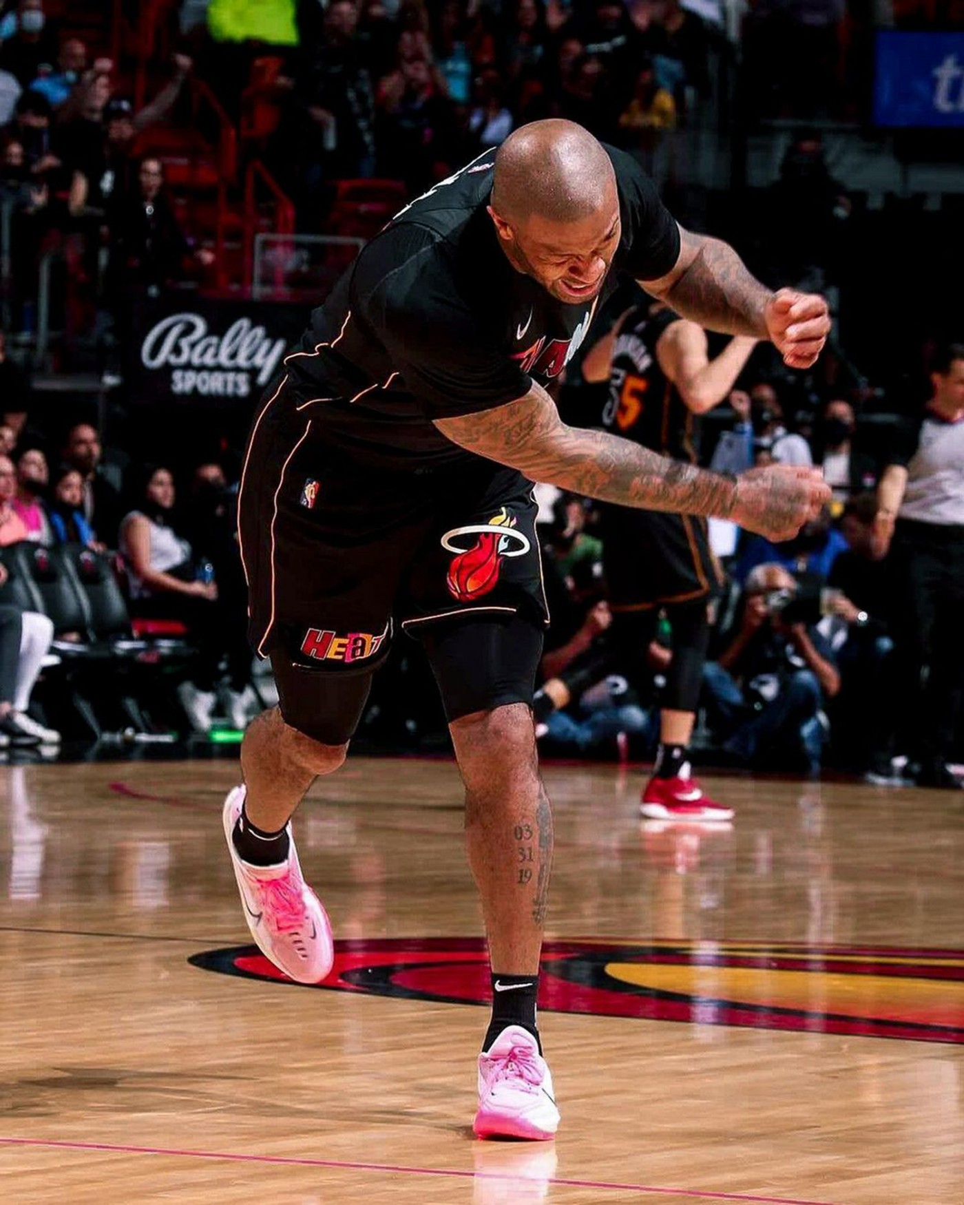 几百到几十万通吃塔克这赛季都穿了什么鞋最贵的一双单换宝马车