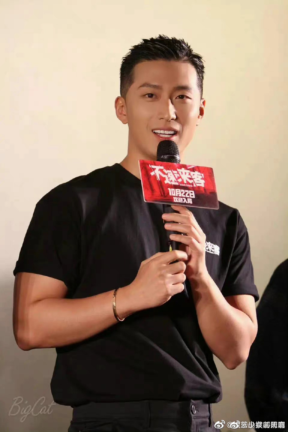 哈哈确实有一点变胖了不过演员控制体重还是有一手的