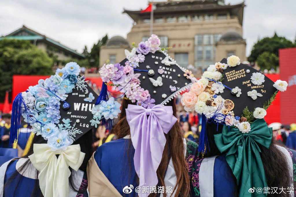 一路繁花!武大毕业生自制繁花学士帽|武大|毕业生|学士帽_新浪新闻