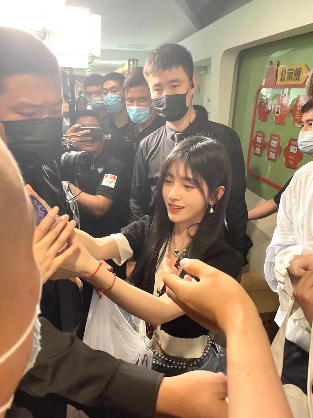 看了路人镜头下的鞠婧祎我明白她为什么被称为整容模板了