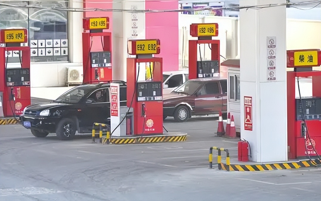 除此之外,民营加油站的定价也是可以浮动的,由于很多都是私人经营