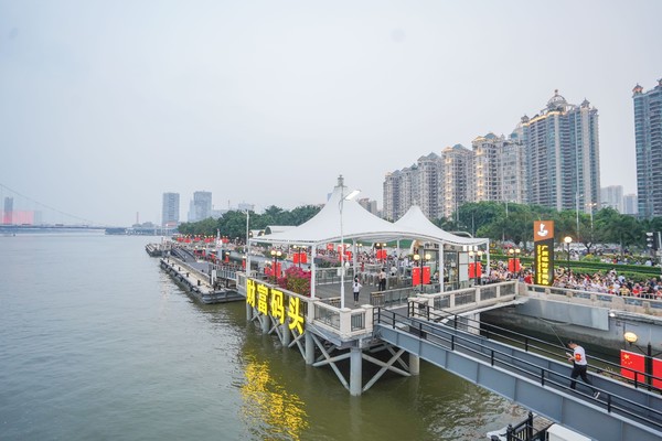 在财富码头上看风景更加直观了呢,除了高挑的广州塔,从江面上往珠江