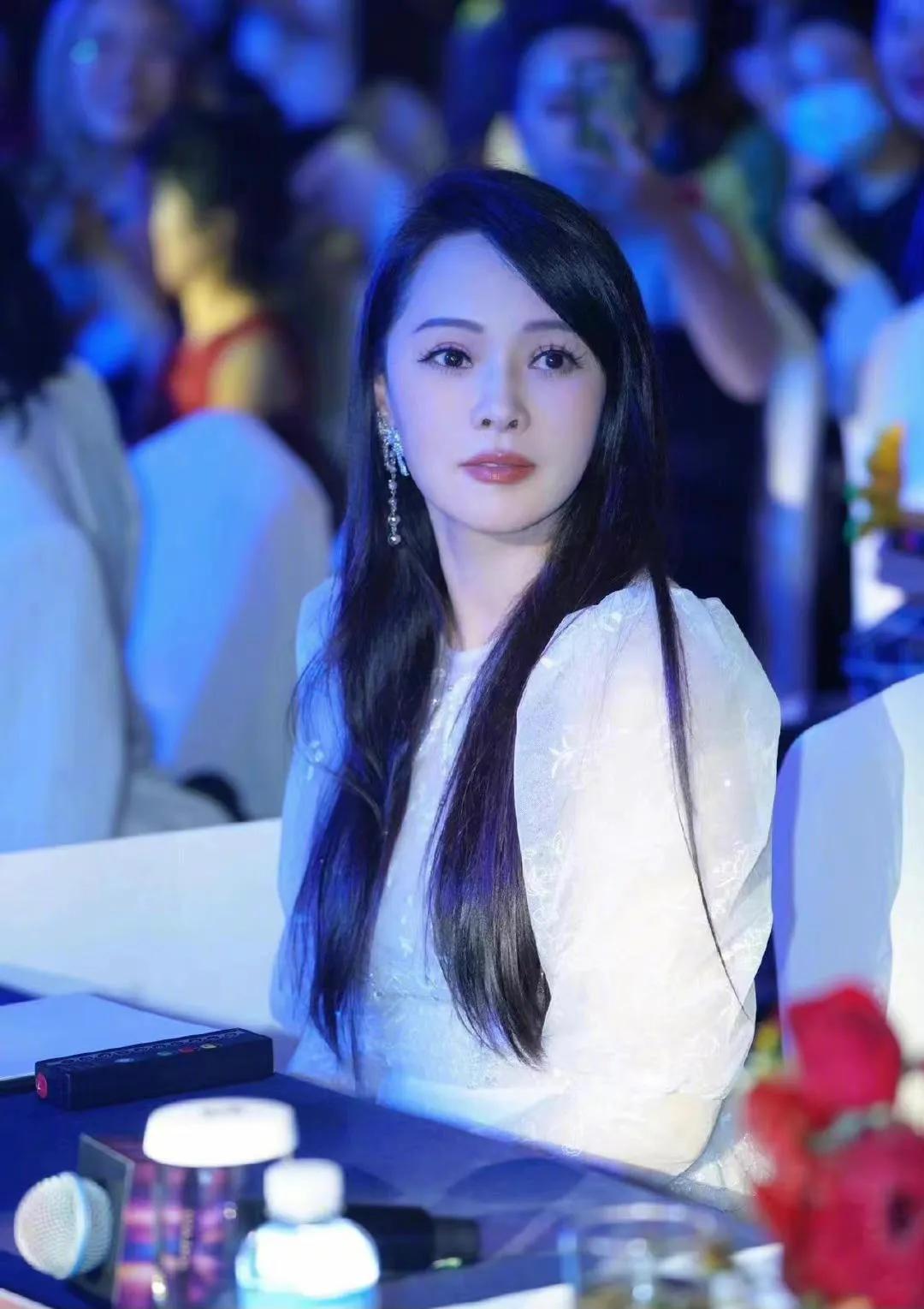 54岁伊能静现身纽约,住高档酒店玩自拍气质优雅,素颜出镜也很美