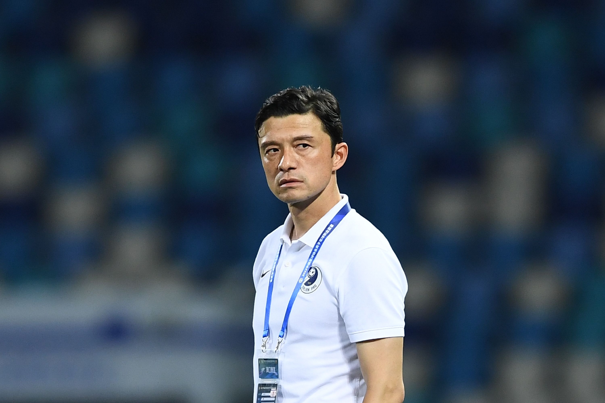 谢晖的大连人0比3负泰山夸他的正是骂他的现象咋未出现