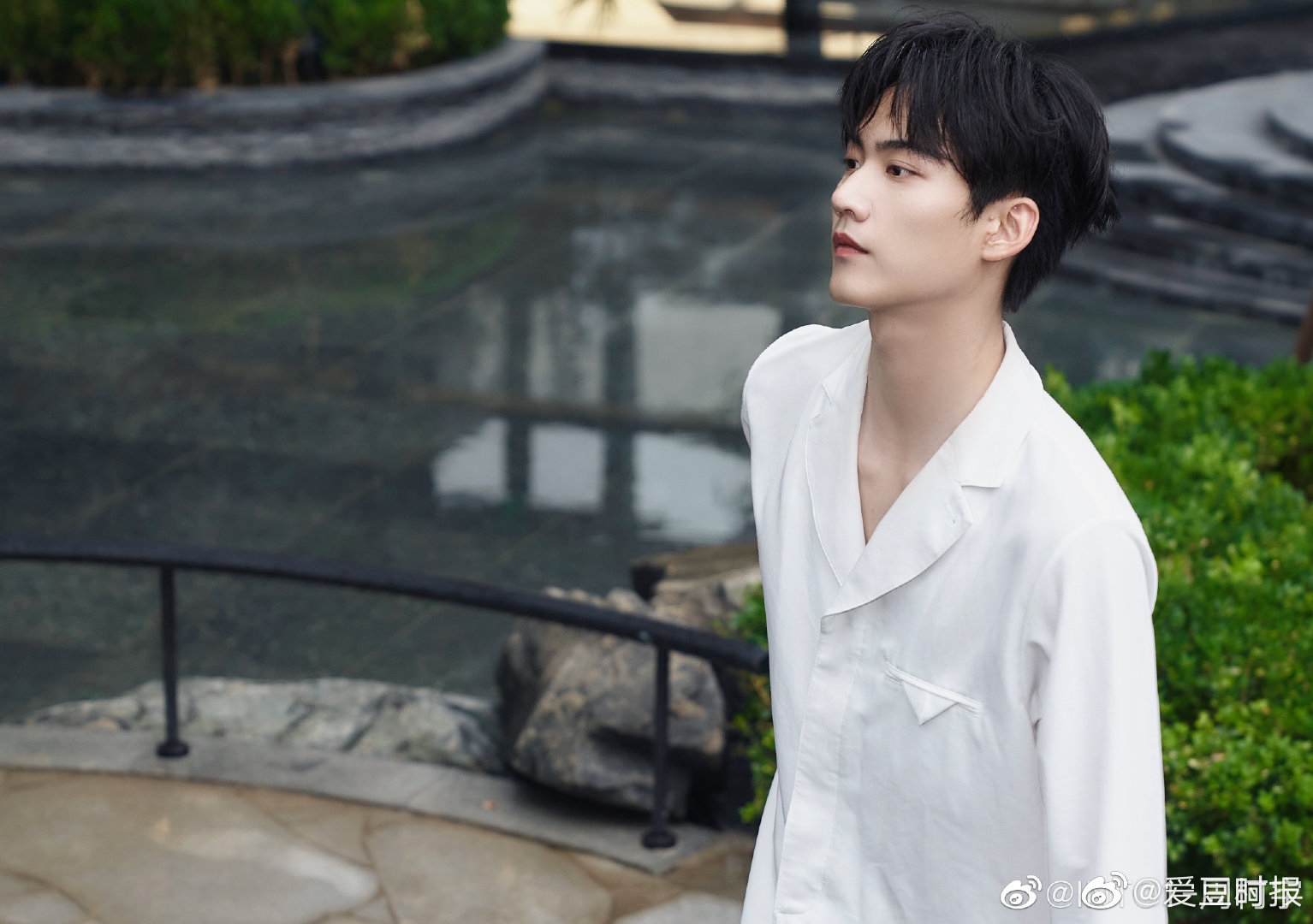 周柯宇更博晒照白衬衣造型少年感十足