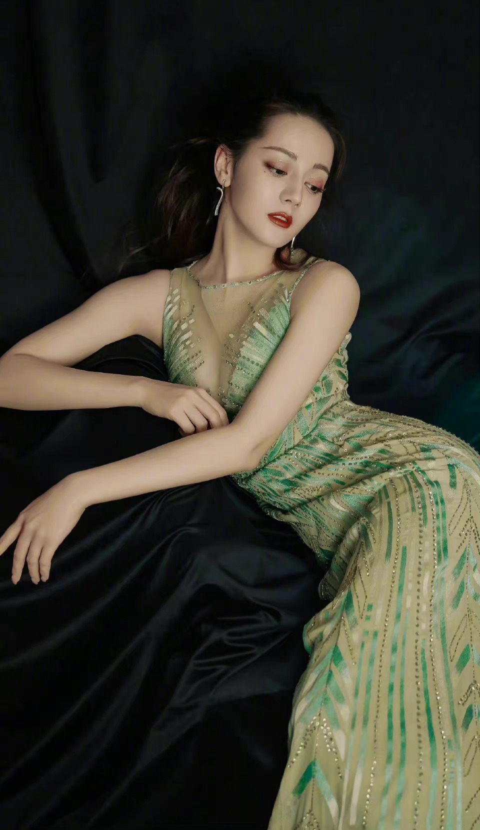 迪丽热巴的身材比例也太绝了吧这个仪态也太让人羡慕了