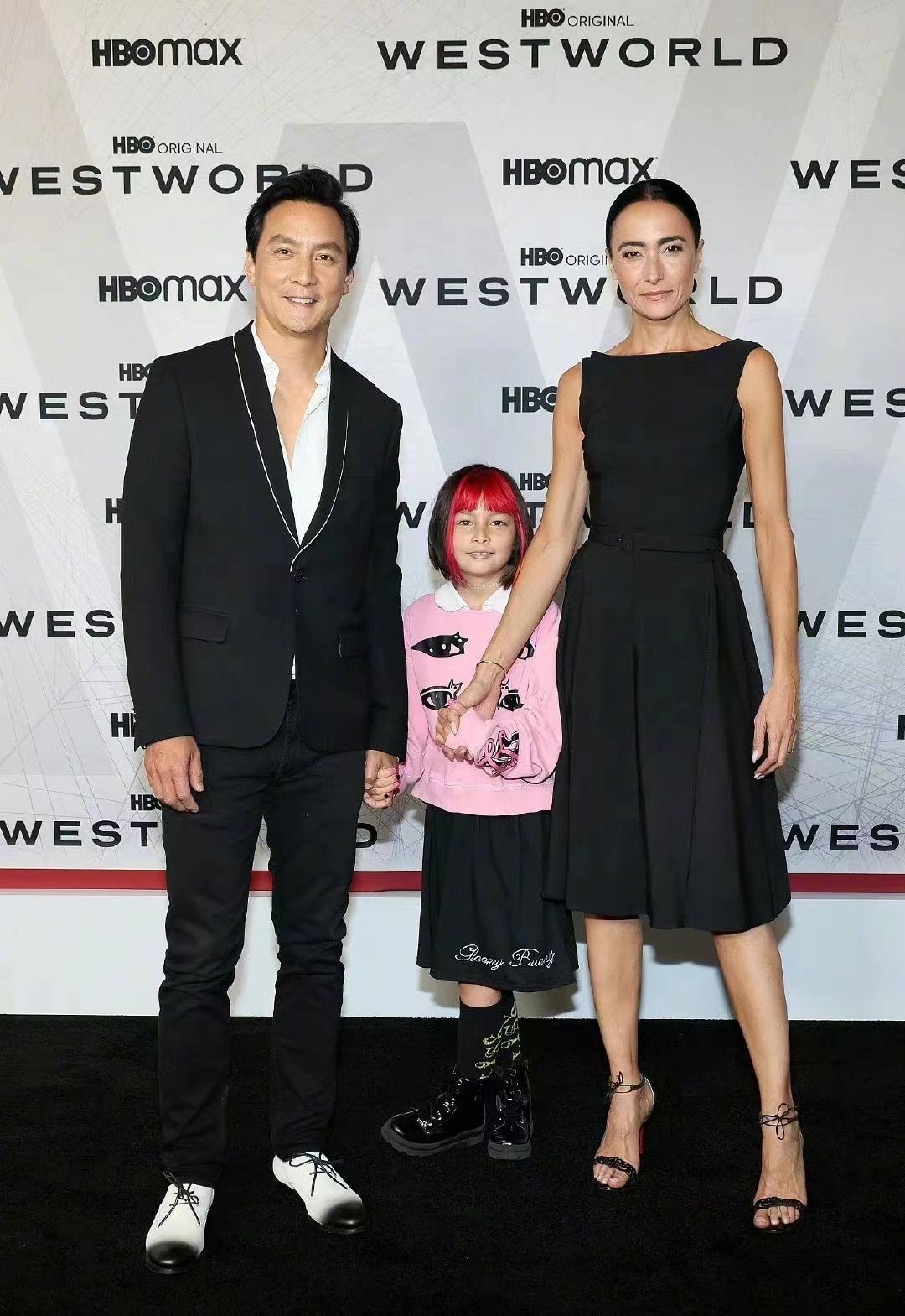吴彦祖一家三口首公开亮相妻子瘦过头像男人女儿混血脸太普通