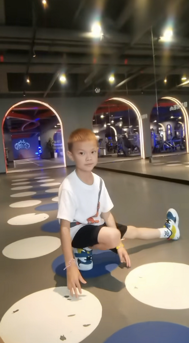 林丹妻子谢杏芳带孩子健身，素颜出镜身材好，儿子全程运动很活泼休闲区蓝鸢梦想 - Www.slyday.coM