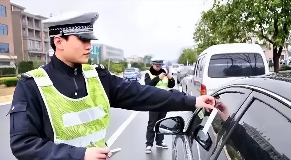 没有停车位时怎么办?交警:学着做,可以避免被贴罚单休闲区蓝鸢梦想 - Www.slyday.coM 没有停车位时怎么办?交警:学着做,可以避免被贴罚单休闲区蓝鸢梦想 - Www.slyday.coM