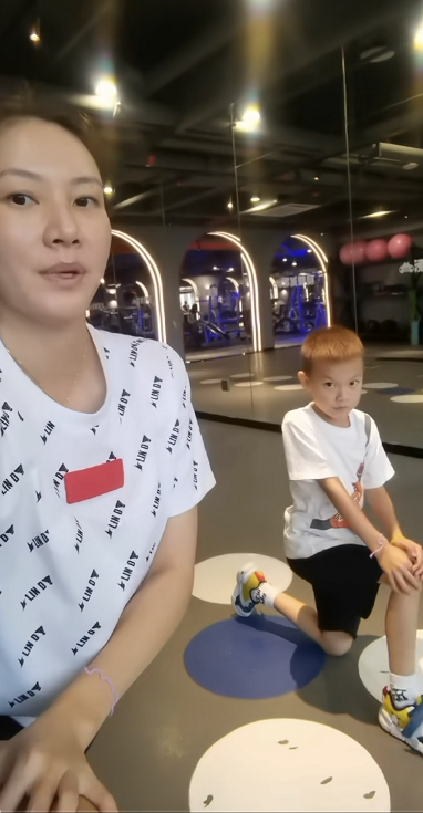 林丹妻子谢杏芳带孩子健身，素颜出镜身材好，儿子全程运动很活泼休闲区蓝鸢梦想 - Www.slyday.coM