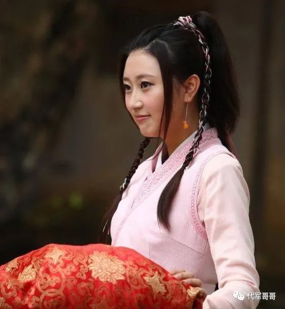 陈楚月在剧中饰演程家大小姐程细雨,跟陈楚月本人的性格形成了巨大的