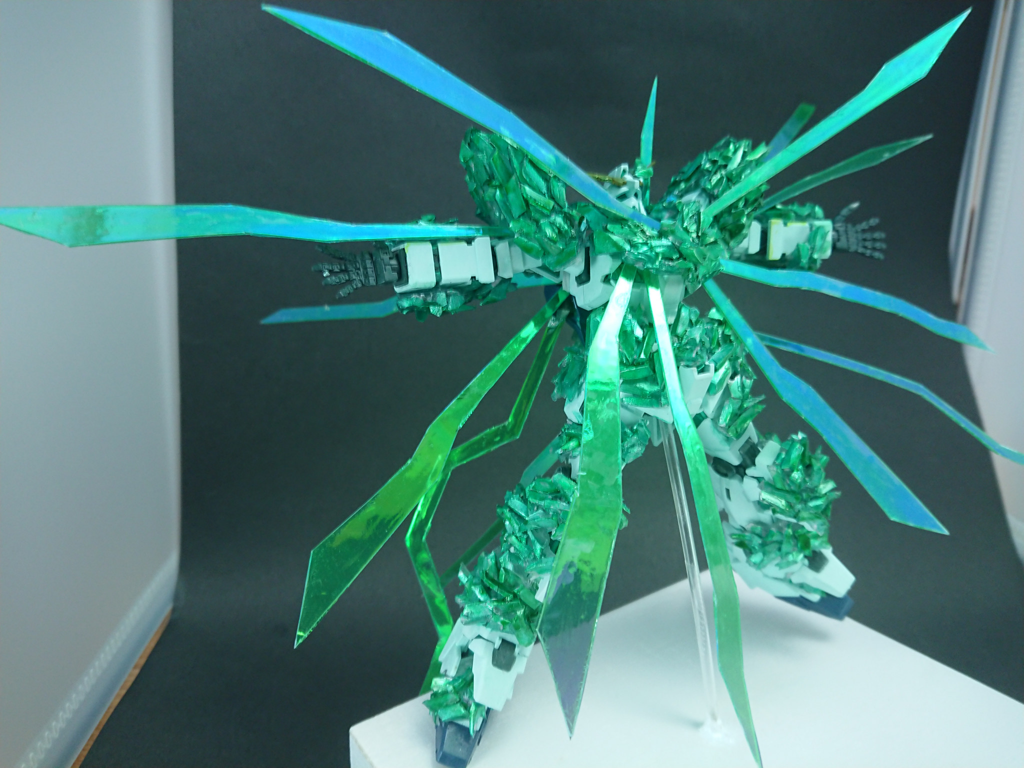 独角兽高达被绿色水晶覆盖,全