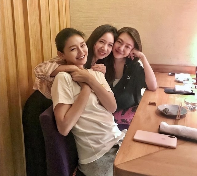 具俊晔公开大s的婚纱照!太像爸爸和女儿,大s穿婚纱比头婚造型美休闲区蓝鸢梦想 - Www.slyday.coM 具俊晔公开大s的婚纱照!太像爸爸和女儿,大s穿婚纱比头婚造型美休闲区蓝鸢梦想 - Www.slyday.coM