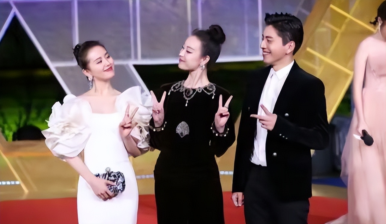 刘诗诗倪妮两大美女同框，同穿礼服一个温柔一个高冷，气质差别大休闲区蓝鸢梦想 - Www.slyday.coM