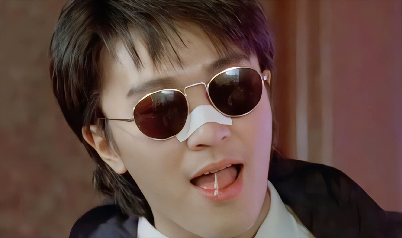 不仅如此,林允还po出了星爷三个不同时期的帅照,从满头黑发的帅气型男