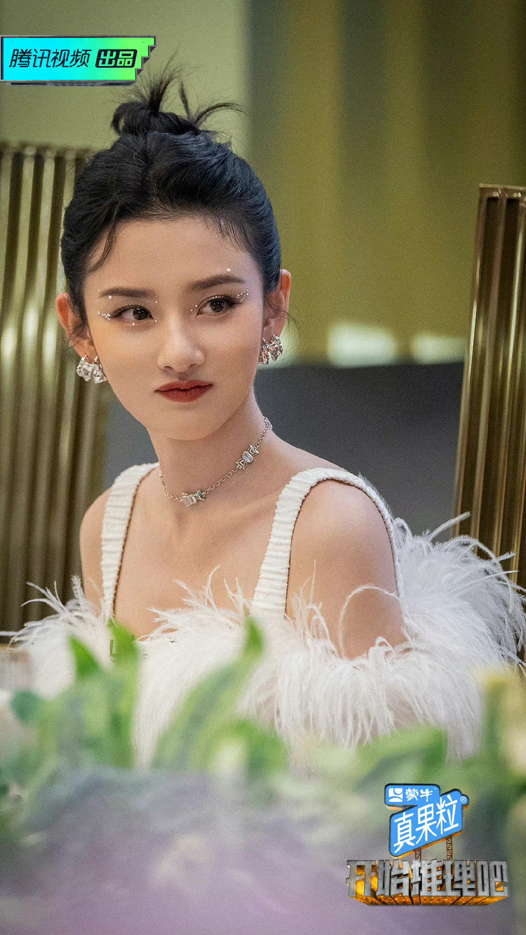 宋祖儿的碎钻造型,疯狂踩在心口上!盛典红毯也不过如此吧休闲区蓝鸢梦想 - Www.slyday.coM 宋祖儿的碎钻造型,疯狂踩在心口上!盛典红毯也不过如此吧休闲区蓝鸢梦想 - Www.slyday.coM