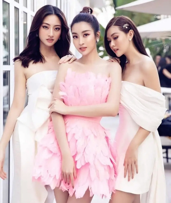 越南世界小姐冠军 芳华正茂超模身材，甜美少女风轻松演绎休闲区蓝鸢梦想 - Www.slyday.coM