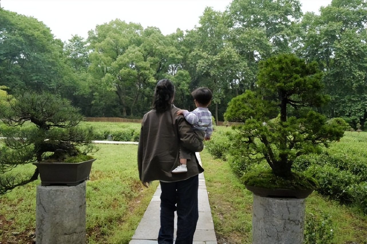 朱丹久违晒一家四口秀幸福周一围留长发背影和老婆差点分不清