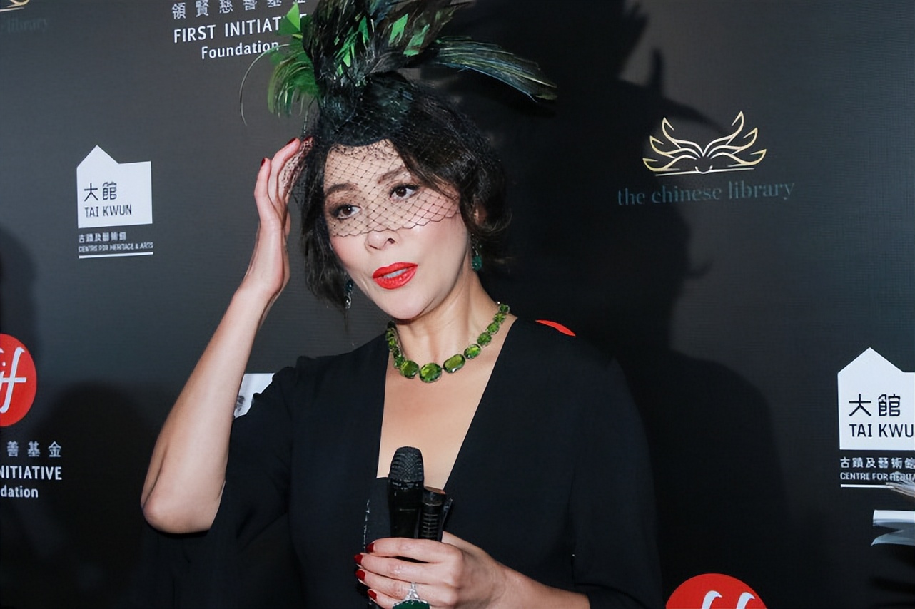 老年的刘嘉玲真韵味十足虽然化浓妆显得有点俗但穿黑裙真好看