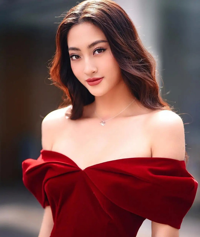 越南世界小姐冠军 芳华正茂超模身材，甜美少女风轻松演绎休闲区蓝鸢梦想 - Www.slyday.coM