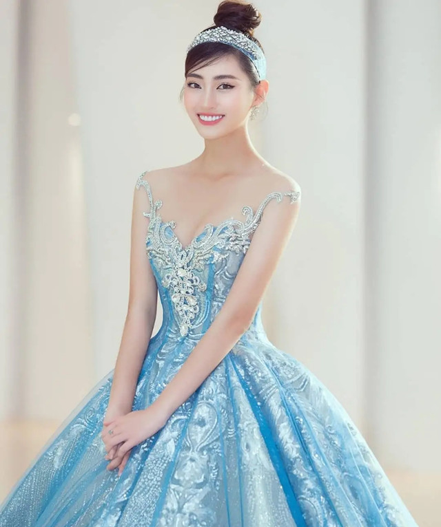 越南世界小姐冠军 芳华正茂超模身材，甜美少女风轻松演绎休闲区蓝鸢梦想 - Www.slyday.coM