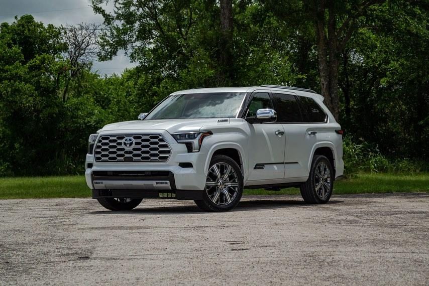 外观方面,全新红杉依旧走的是霸气的户外风格,前脸为大尺寸蜂窝状进气