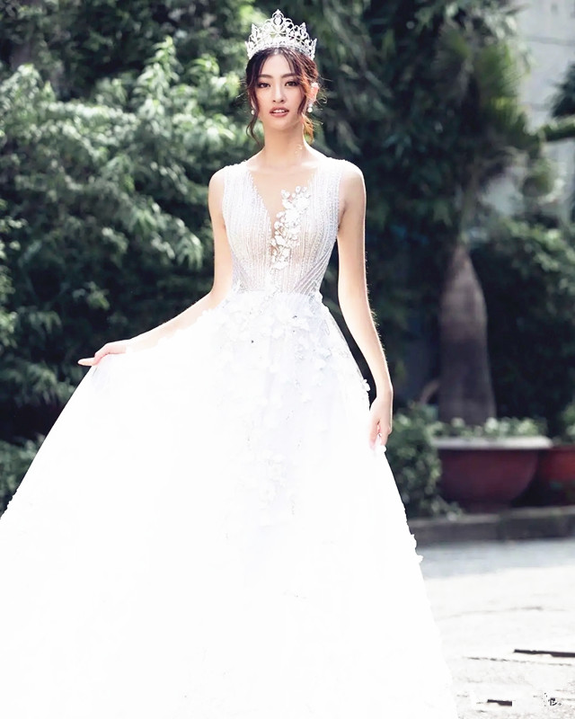 越南世界小姐冠军 芳华正茂超模身材，甜美少女风轻松演绎休闲区蓝鸢梦想 - Www.slyday.coM