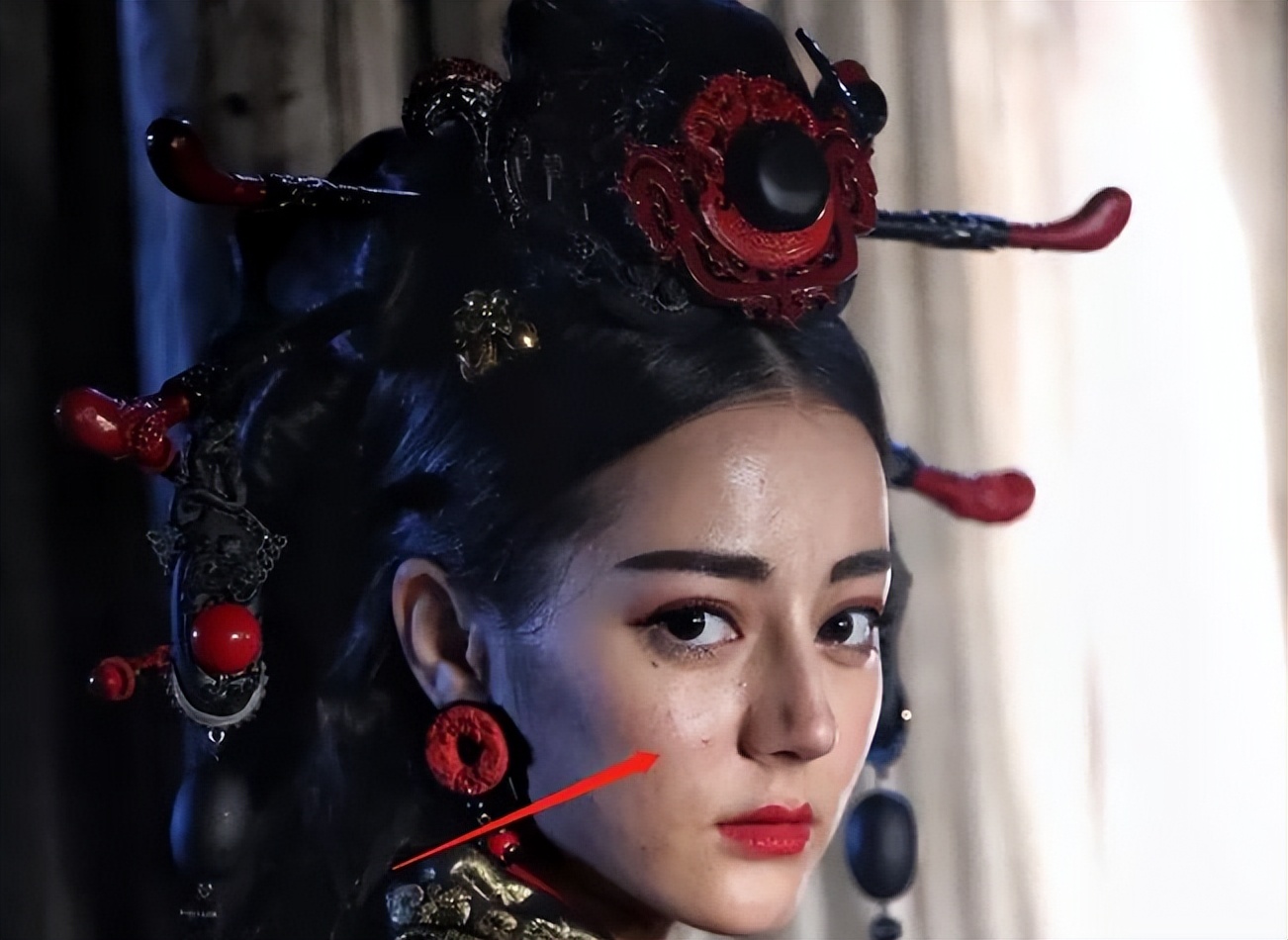 竟然也是这么的接地气,图片中我们不难看出热巴侧面脸上痘印十分明显