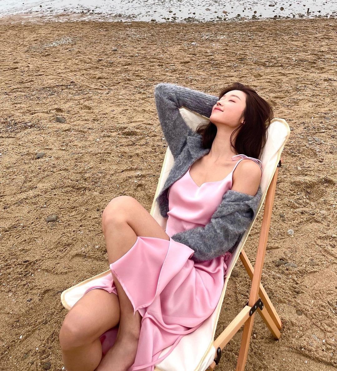 性感长腿优雅身姿韩国女星yooa晒美照秀出女神般身材