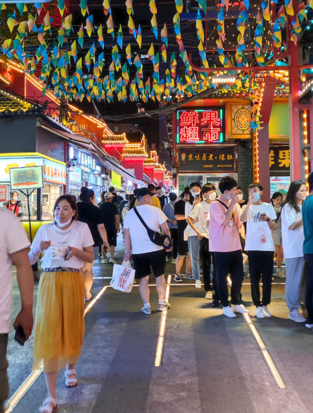 大连老街人群涌动热闹非凡人间烟火气重燃这个夏天不孤单