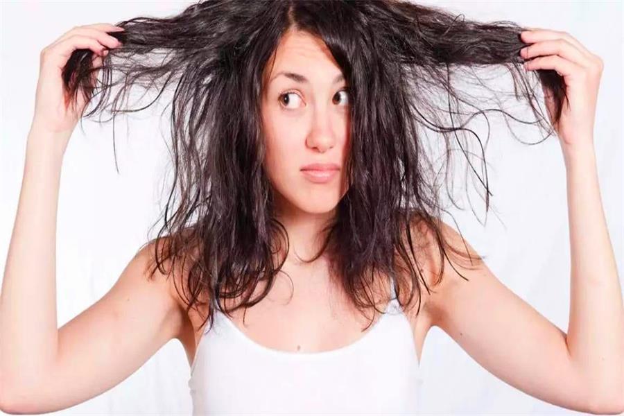 头发爱出油,问题到底出在哪儿?找对原因很重要休闲区蓝鸢梦想 - Www.slyday.coM 头发爱出油,问题到底出在哪儿?找对原因很重要休闲区蓝鸢梦想 - Www.slyday.coM