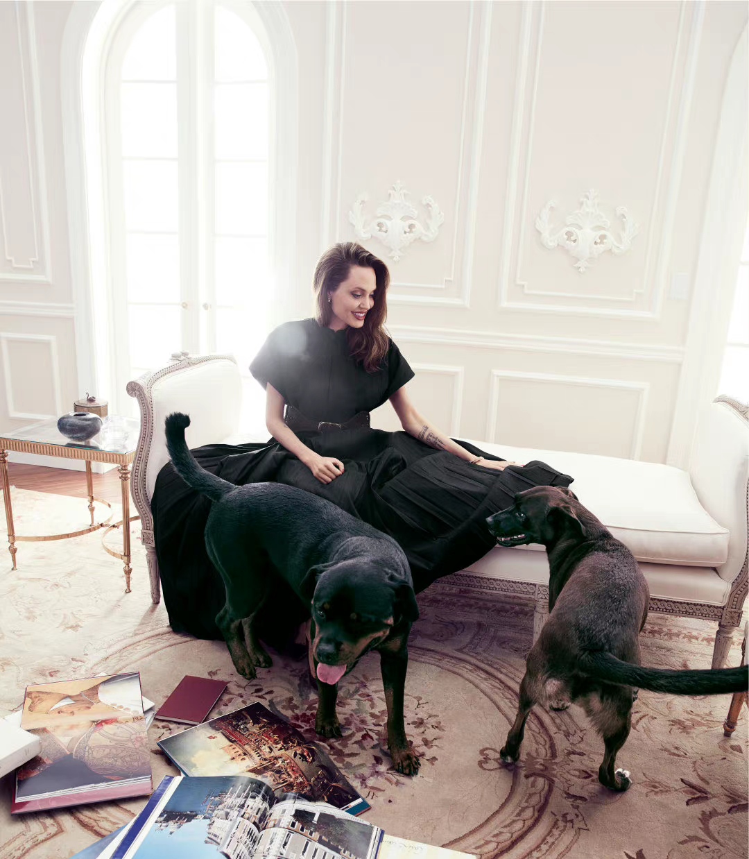 安吉丽娜穿衣不接地气你搞错了她的日常穿搭全是基础款基础色