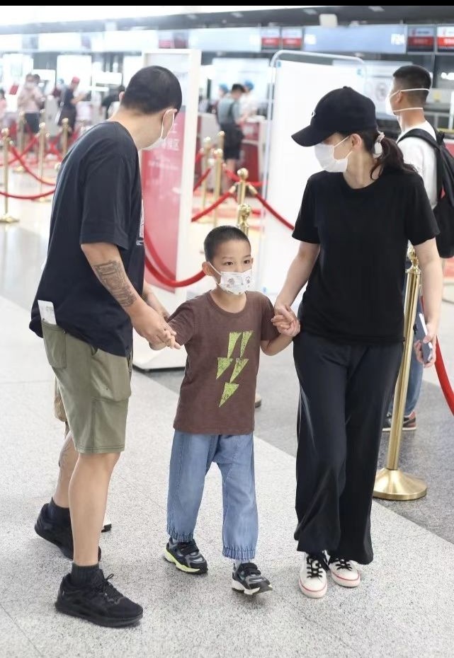 梅婷一对儿女变化大夫妻俩全程只顾二胎儿子女儿却被忽视