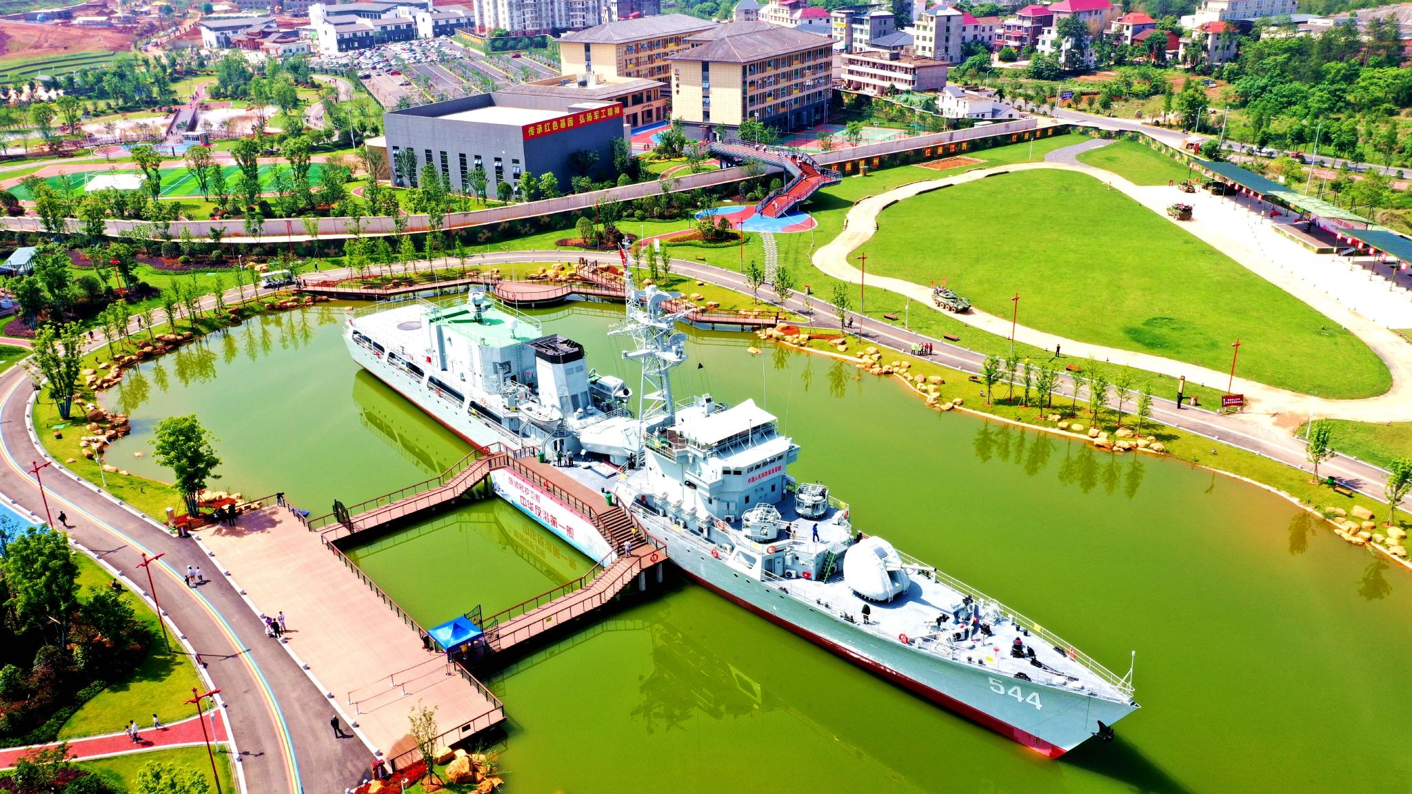 兴国县的红兴谷红色军工主题板块吸引了众多游客前往体验红色军事游乐