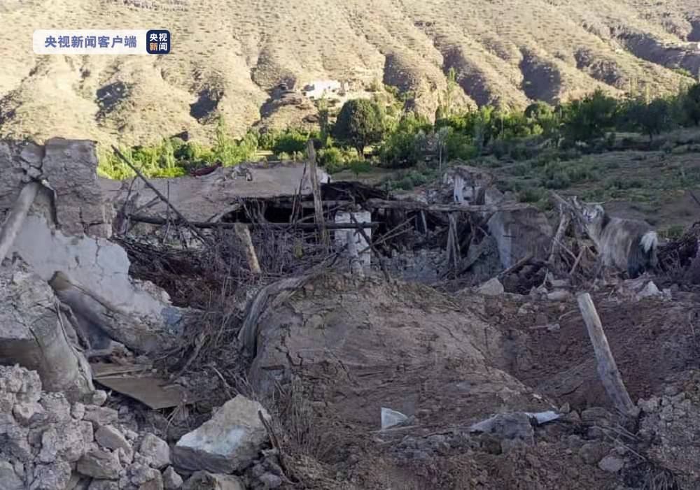  阿富汗官方媒体巴赫塔尔通讯社6月22日报道，据帕克提卡省的官员称，阿富汗东部地震造成死亡人数已超过1000人，超过1500人受伤。该官员表示，死亡人数可能还会增加。