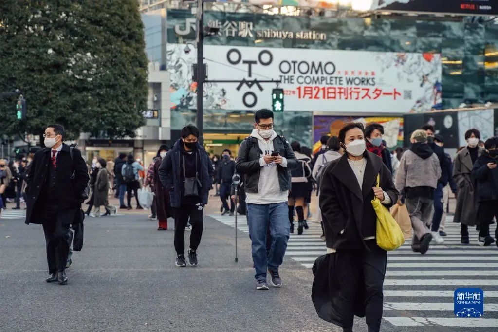资料图：人们戴口罩走在日本东京涩谷街头。新华社记者 张笑宇 摄