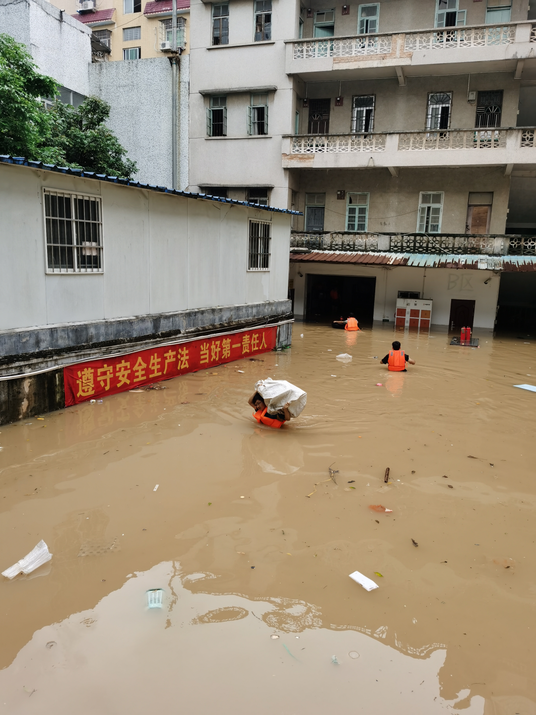 深圳暴雨内涝致公交车内20名乘客被困 - 中国日报网
