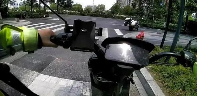 杭州18岁外卖小哥崩溃：第一天上班就爆了！交警：你还年轻，钱我帮你付...休闲区蓝鸢梦想 - Www.slyday.coM