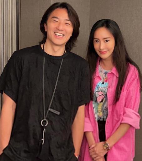 48岁蒙嘉慧近照曝光在日本躺在草地上睡觉打扮低调没星味