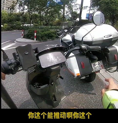 杭州18岁外卖小哥崩溃：第一天上班就爆了！交警：你还年轻，钱我帮你付...休闲区蓝鸢梦想 - Www.slyday.coM