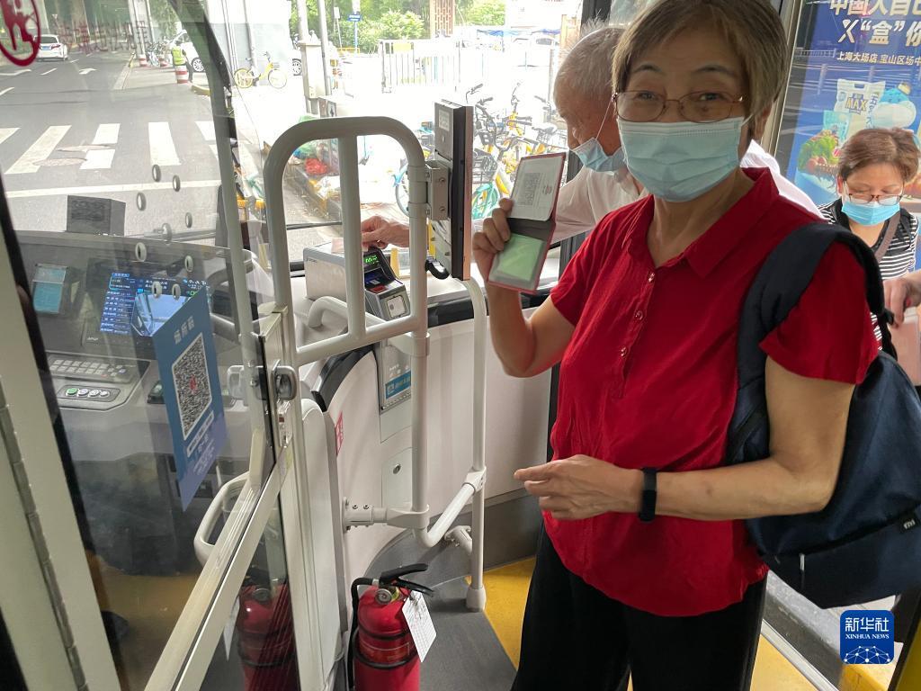 上海推出"纸质离线随申码" 便利老人出行,办事