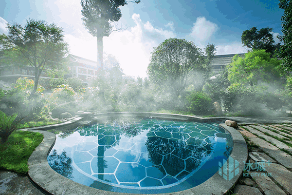 亚布力森林温泉位于黑龙江亚布力旅游度假区内,温泉分室内馆,室外温泉