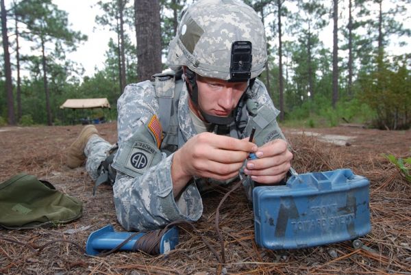 美军士兵在练习埋设"阔剑"反步兵地雷资料图.(美陆军官网)