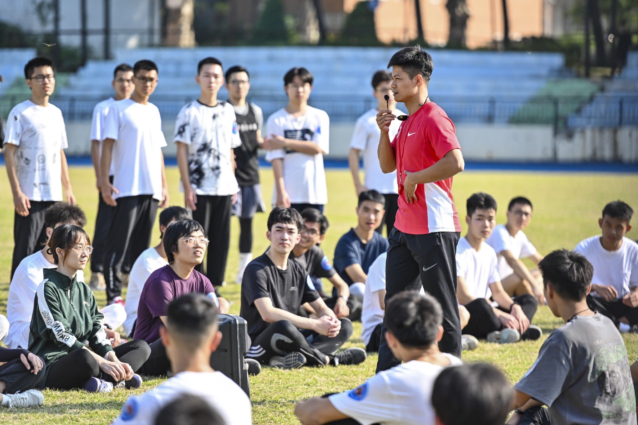 苏炳添在暨南大学为学生授课.