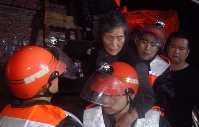 晚上江永县上甘棠村水位突涨村口河流湍急一路官兵携皮划艇进村搜寻另