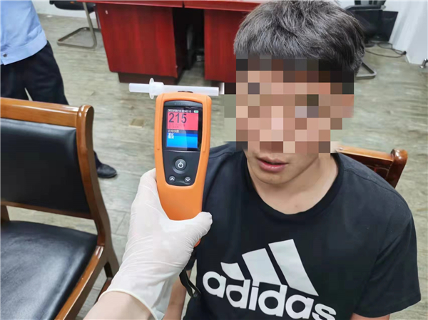 男子醉驾肇事后因害怕躲在三轮车内 终被警方找到休闲区蓝鸢梦想 - Www.slyday.coM