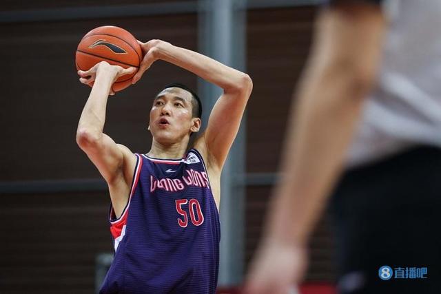 媒体人广州龙狮内线郑准退役留队并转型为教练