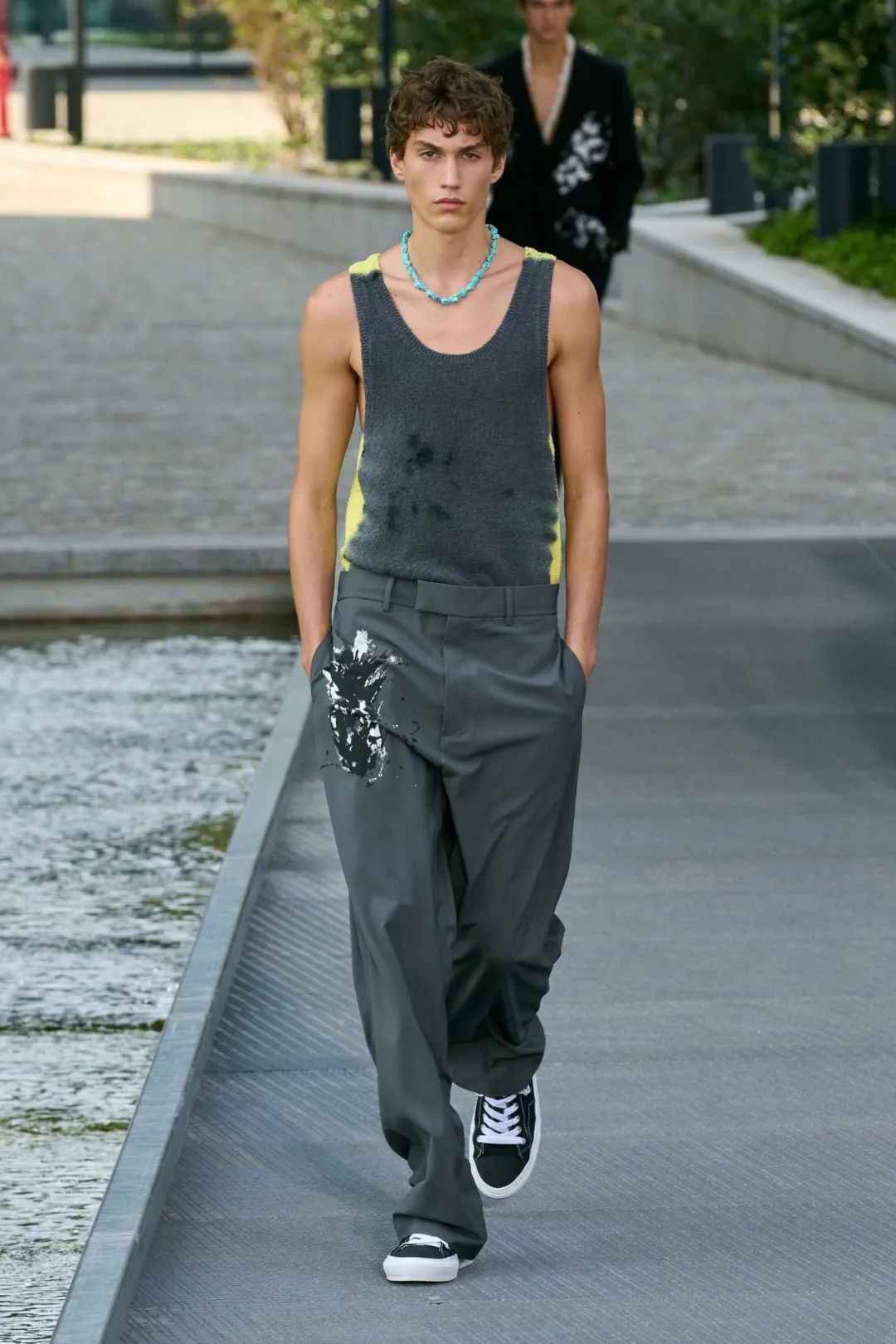 今夏最便宜的明星同款，大概是老头背心休闲区蓝鸢梦想 - Www.slyday.coM