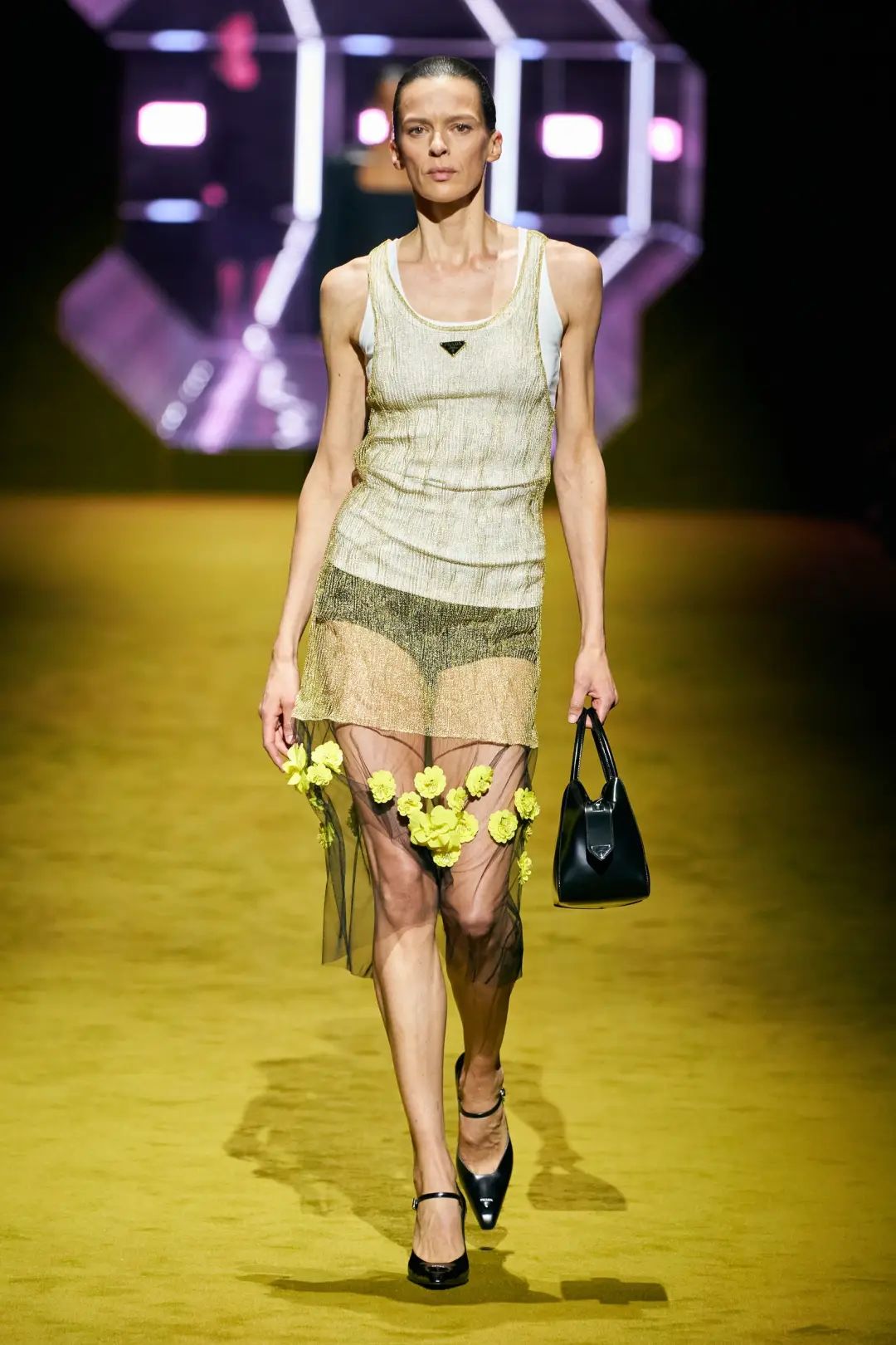 今夏最便宜的明星同款，大概是老头背心休闲区蓝鸢梦想 - Www.slyday.coM