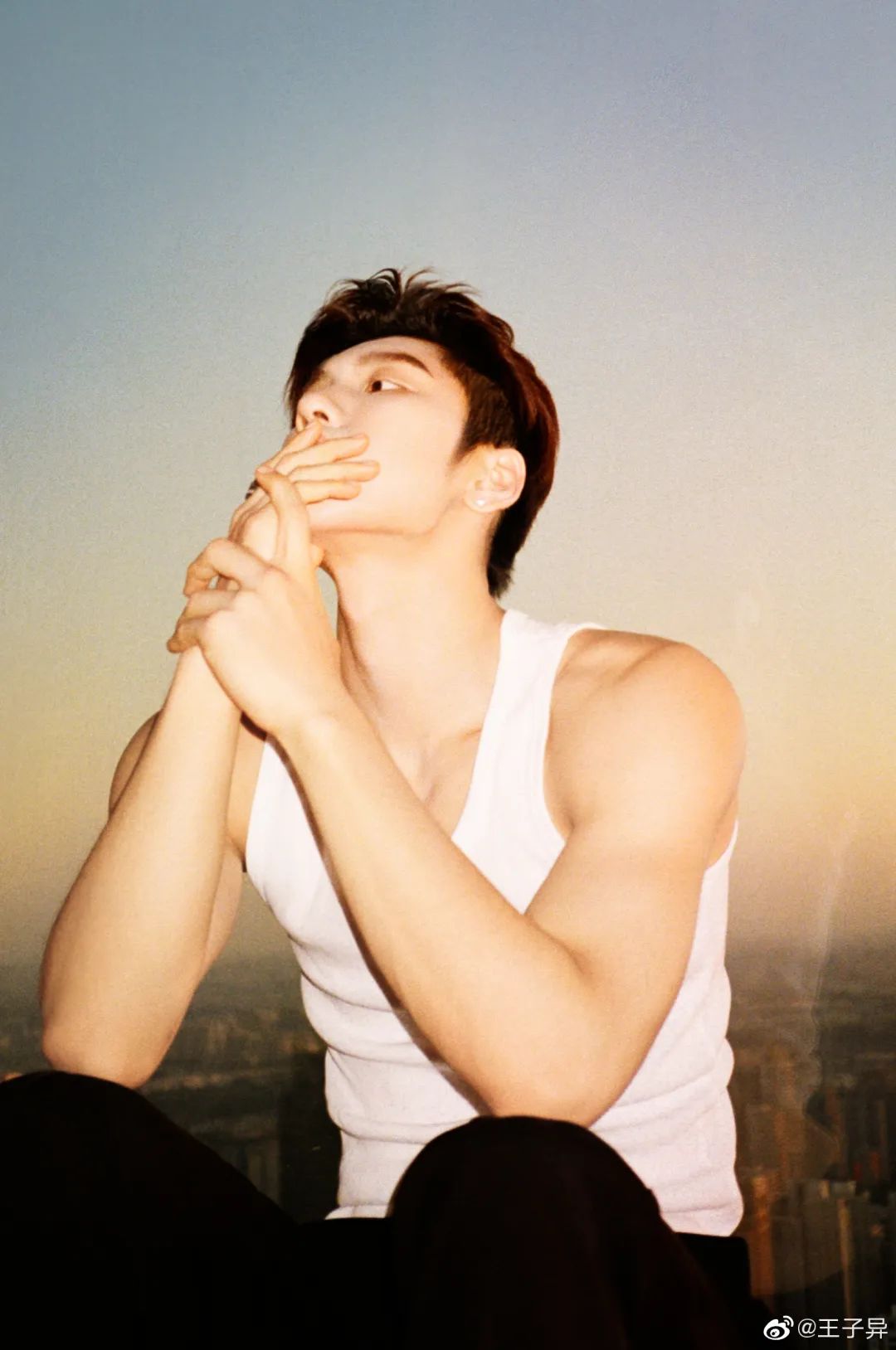 今夏最便宜的明星同款，大概是老头背心休闲区蓝鸢梦想 - Www.slyday.coM